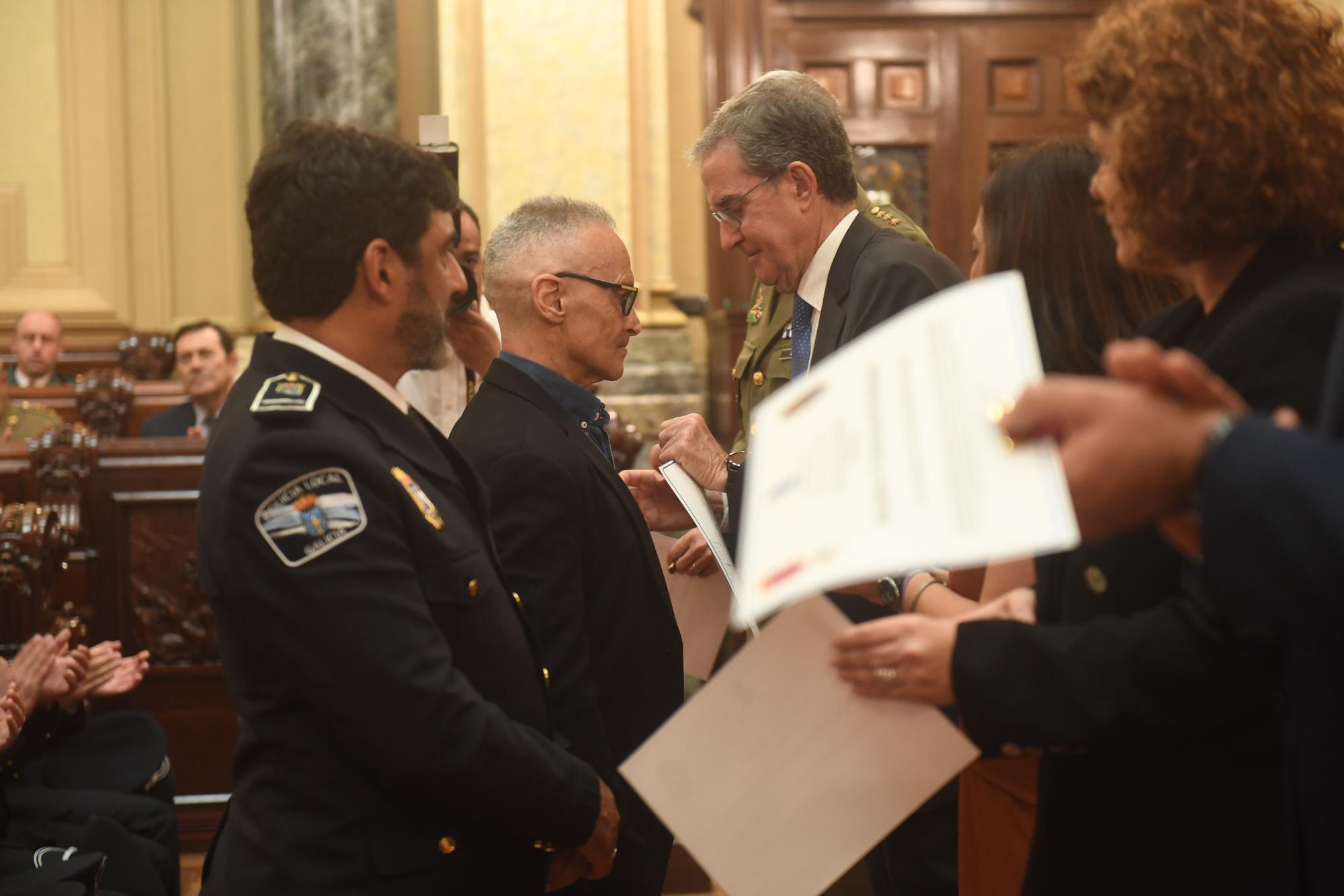 Homenaje a los policías locales de A Coruña que llevan 20 años en el cuerpo