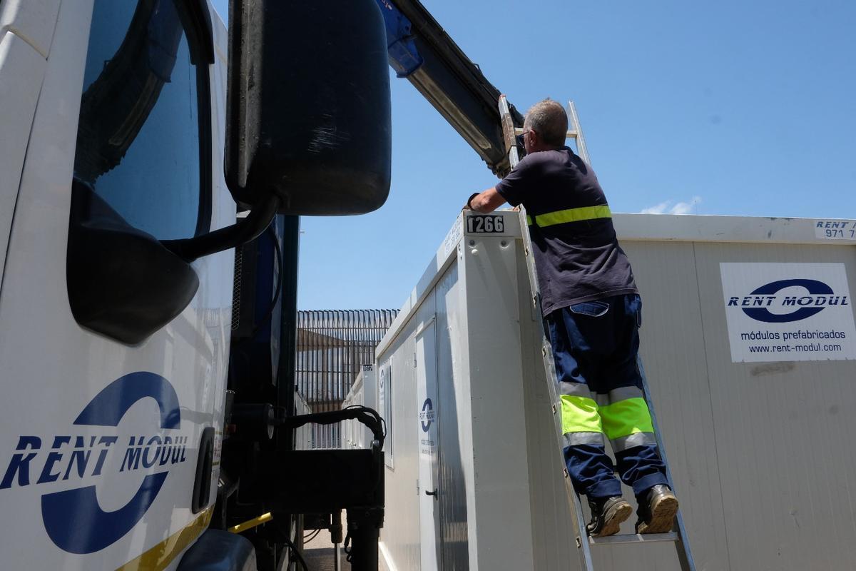 Instalan casetas prefabricadas en la puerta del parque de bomberos para instalar a los okupas de la cárcel