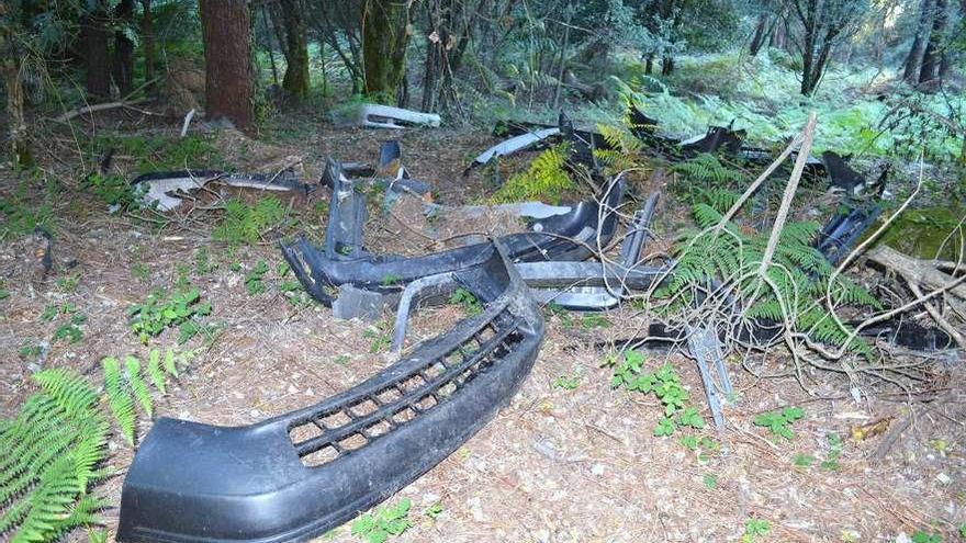 Parachoques de automóvil aparecidos a lo largo de la pista forestal del Pituco. // FdV