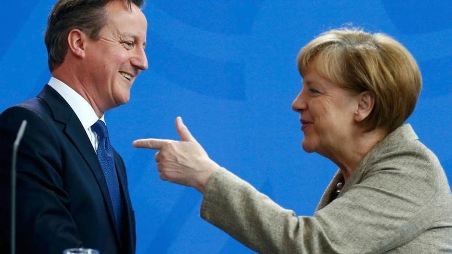 Merkel bromea con Cameron durante la rueda de prensa conjunta de ayer en Berlín.