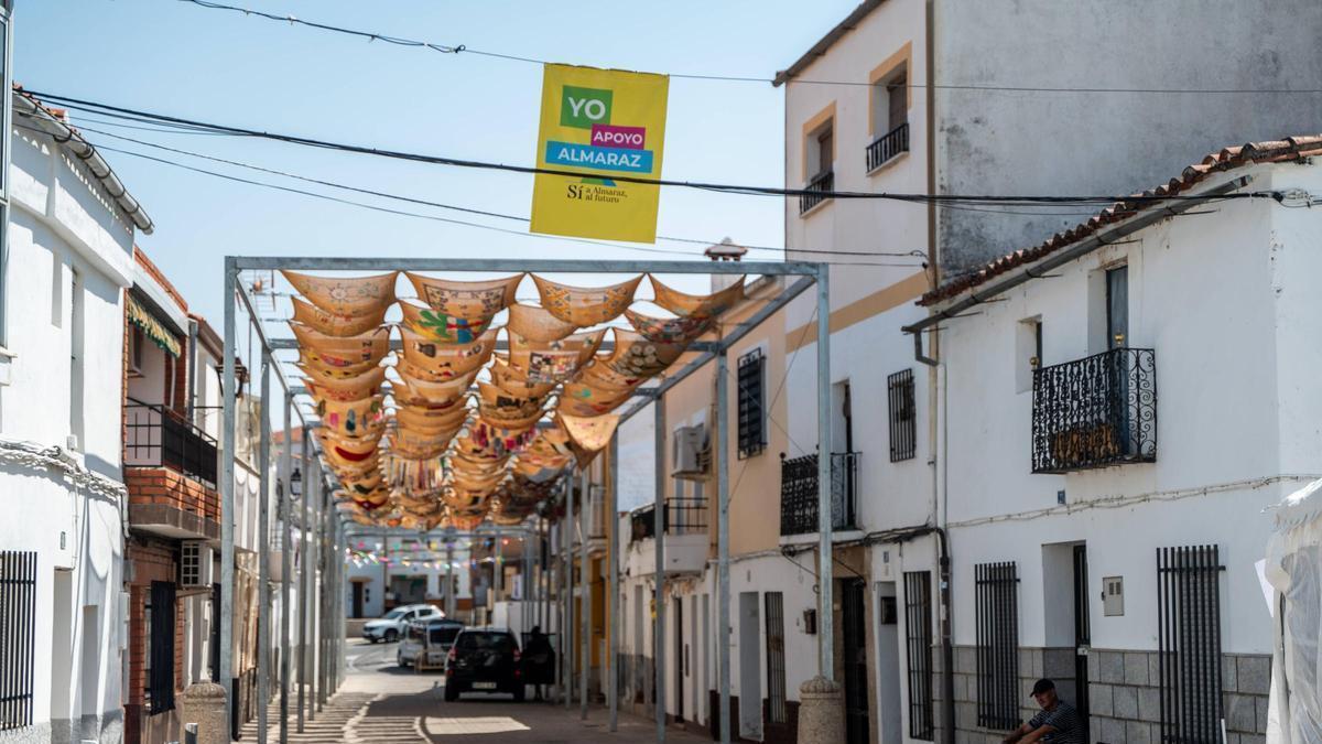 Una de las calles de Almaraz, preparada ya para las fiestas.