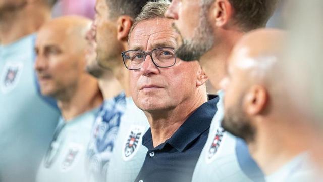 Ralf Rangnick, abans de l’inici del partit entre Àustria i Algèria. |  GEORG HOCHMUTH / APA / DPA