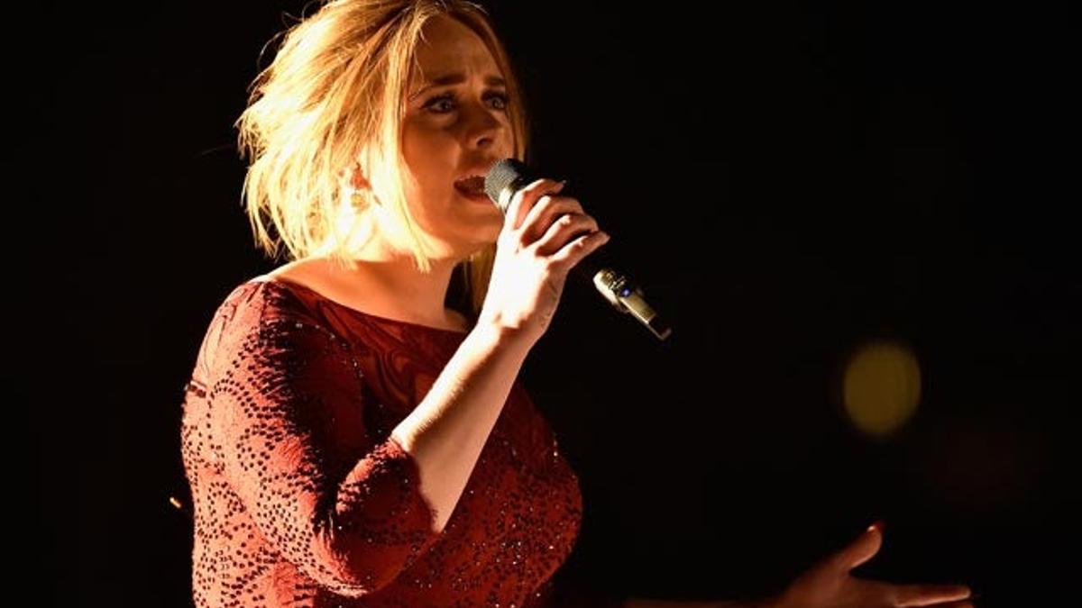 Adele, durante su actuación en los Grammy 2016