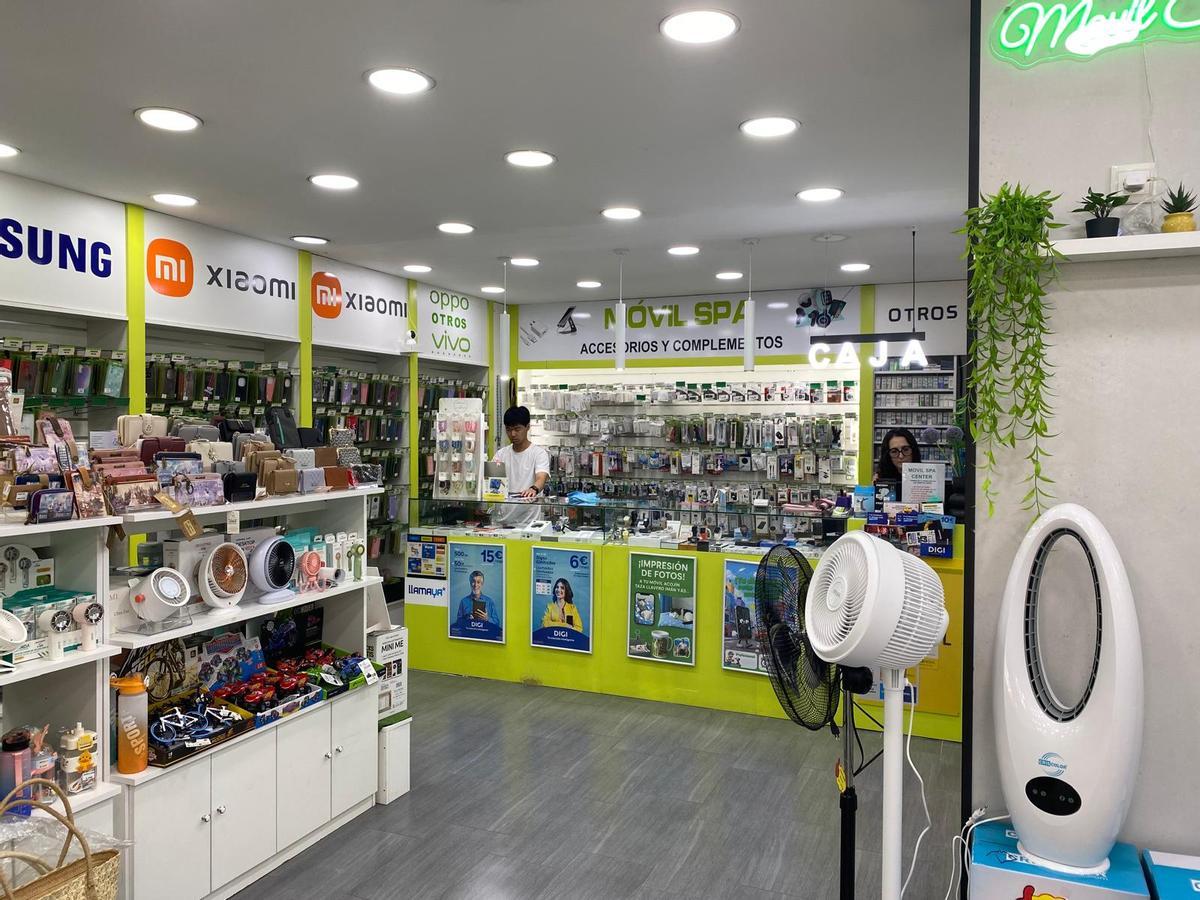 Montse, con su compañero de trabajo en la tienda de electrónica de la avenida Jaume I.