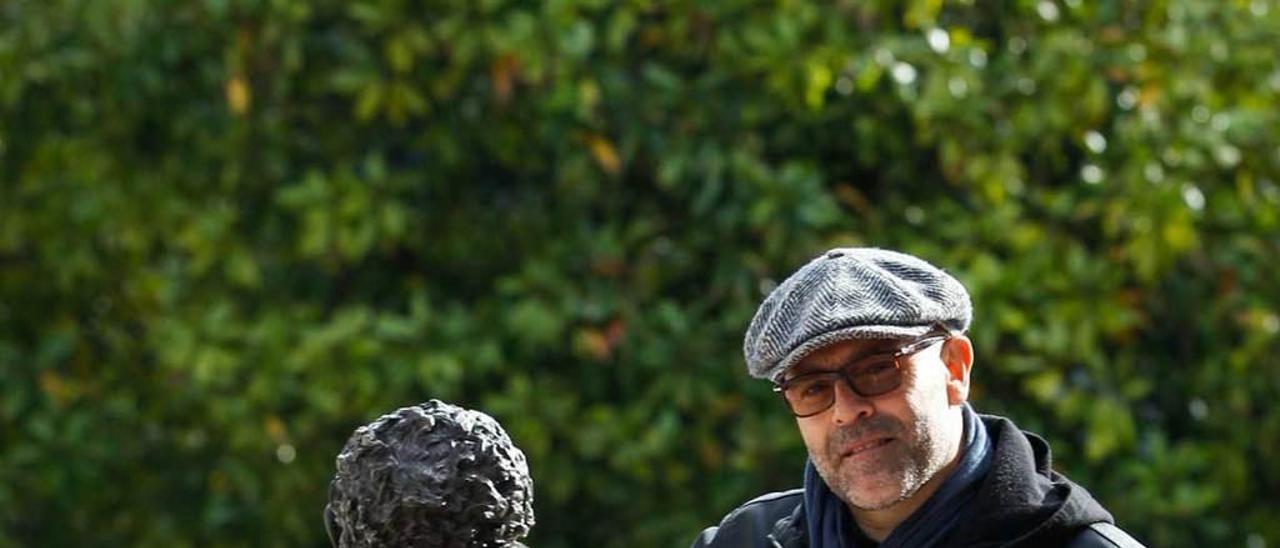 Marzio Conti, ayer por la tarde, en la calle Milicias Nacionales, apoyado en la escultura de Woody Allen.