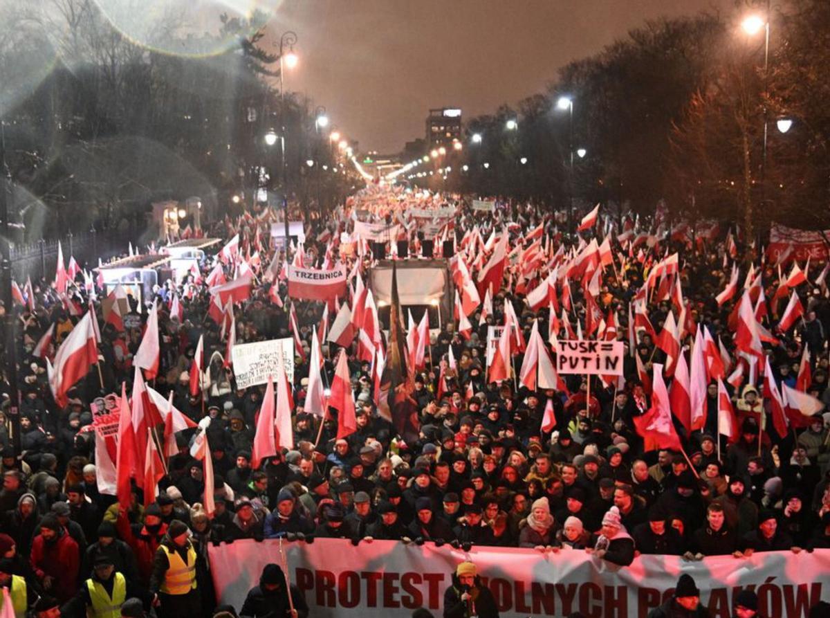 El president de Polònia congrega 35.000 persones contra el Govern