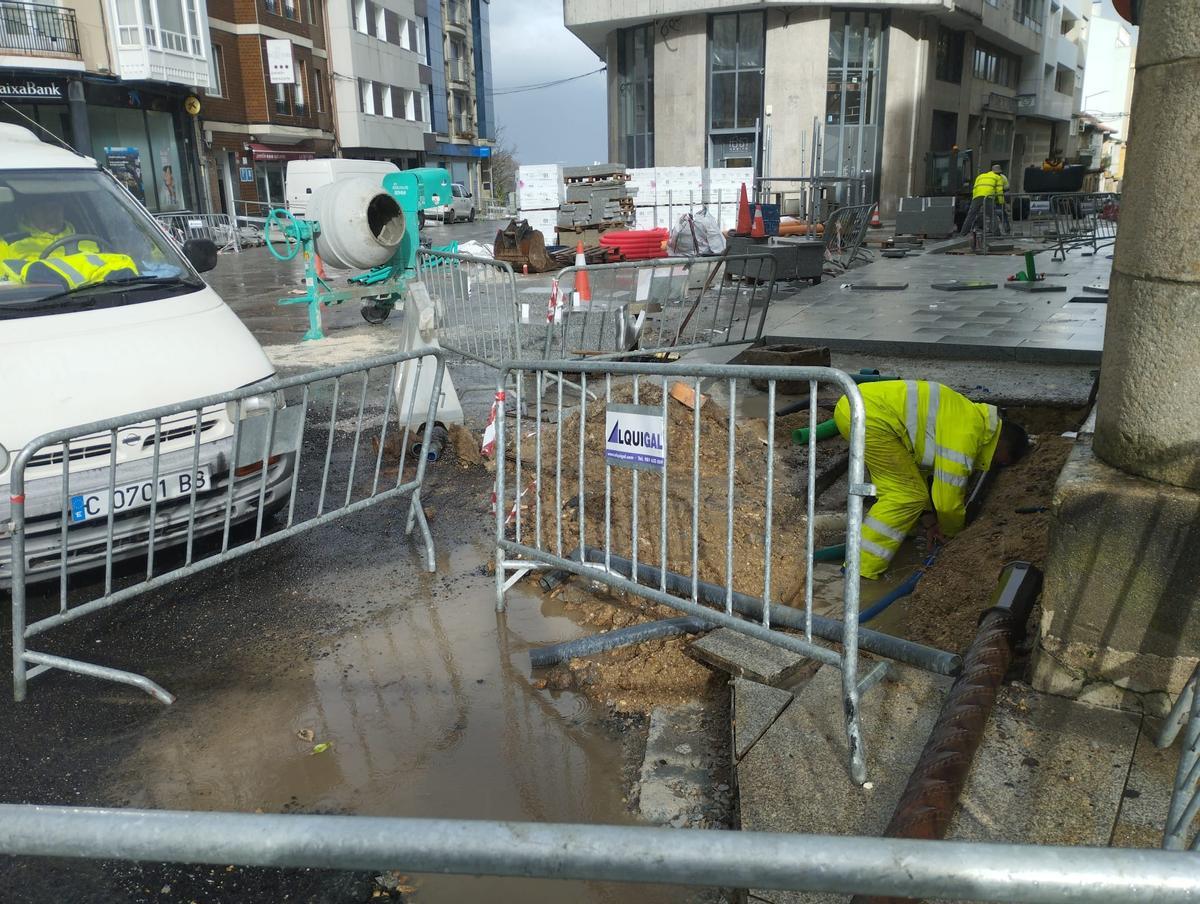 Trabajos en la plaza para recuperar el abastecimiento de agua.