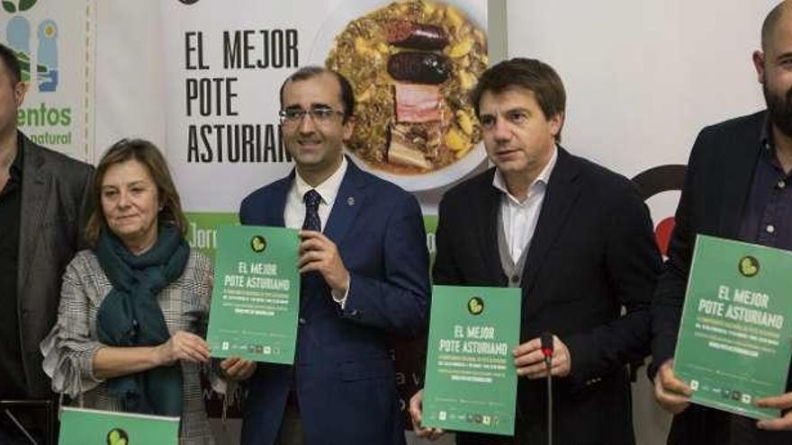 Por la izquierda, José Manuel García, María Jesús Aguilar, José Víctor Rodríguez, José Luis Álvarez Almeida y Miguel Llano, durante la presentación de la segunda edición del Campeonato de España de Pote, ayer en Oviedo.