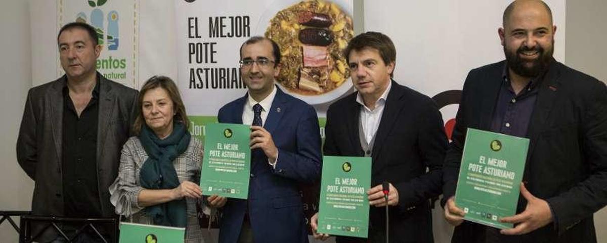 Por la izquierda, José Manuel García, María Jesús Aguilar, José Víctor Rodríguez, José Luis Álvarez Almeida y Miguel Llano, durante la presentación de la segunda edición del Campeonato de España de Pote, ayer en Oviedo.