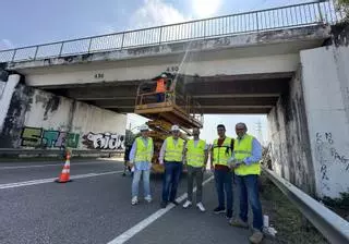 Obras de emergencia en el puente de Meres, con daños en la estructura de las vigas