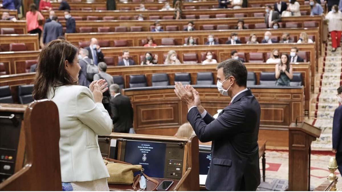 Sesión de control al Gobierno marcada por el acuerdo europeo. En la foto, Pedro Sánchez es recibido con aplausos a su llegada al Congreso.