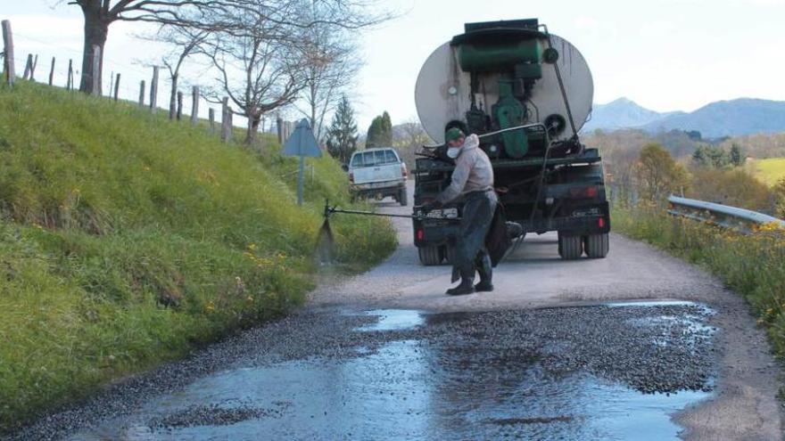 Piloña mejora sus carreteras con una capa de riego