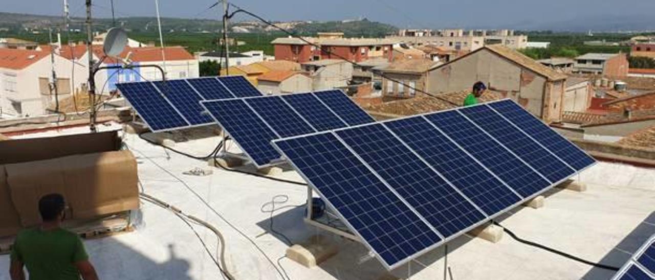 Placas solares instaladas en el Ayuntamiento de Càrcer.