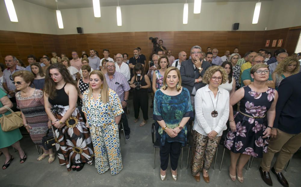 Cientos de personas abarrotan la sala de plenos y el hall para asistir a la constitución del Ayuntamiento con siete grupos políticos