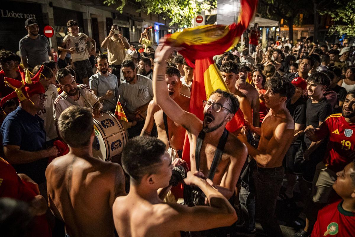 Les millors imatges de la celebració a Manresa del triomf de la Roja al Mundial
