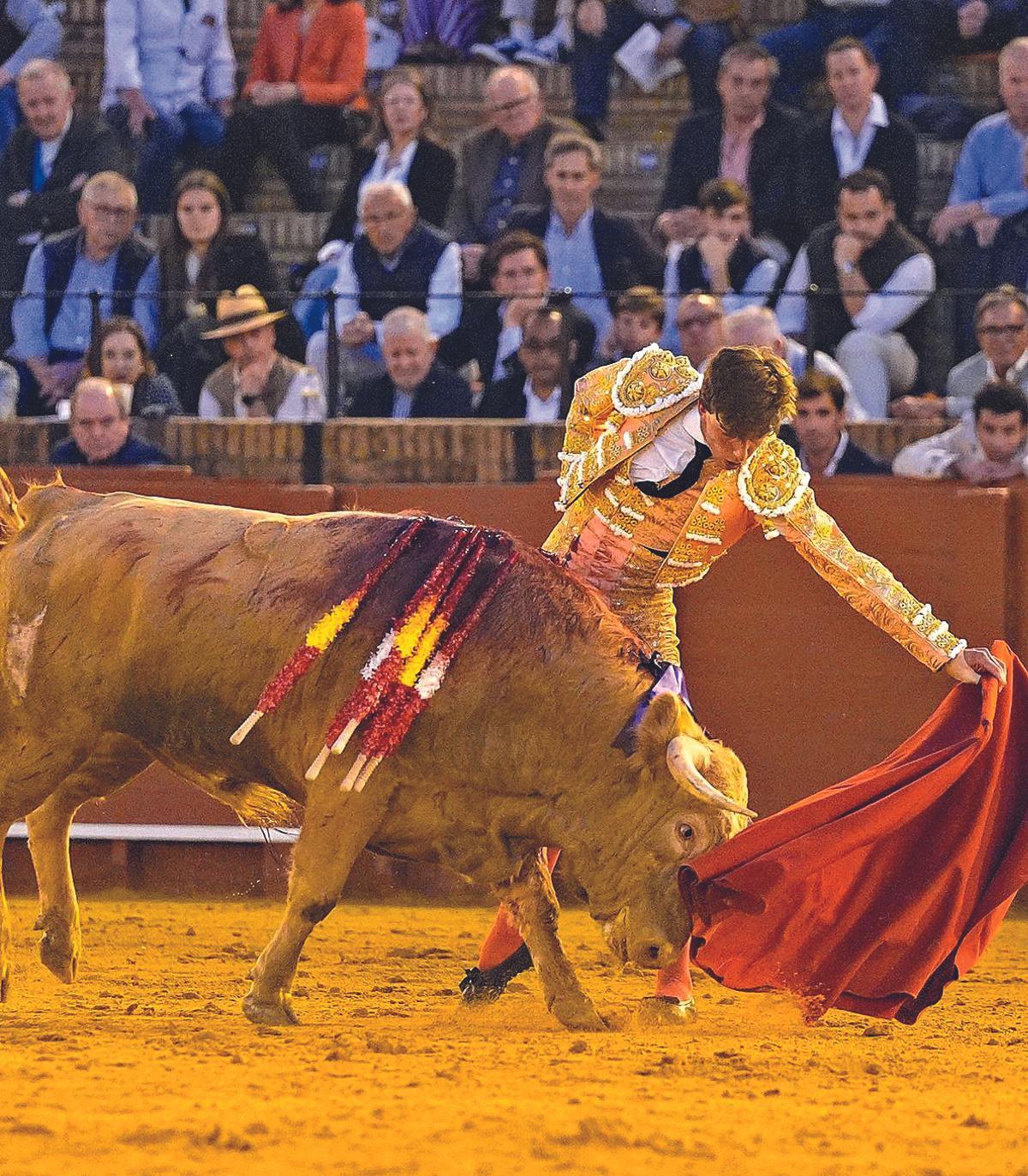 Julio Norte torea con izquierda en la plaza de toros sevillana.