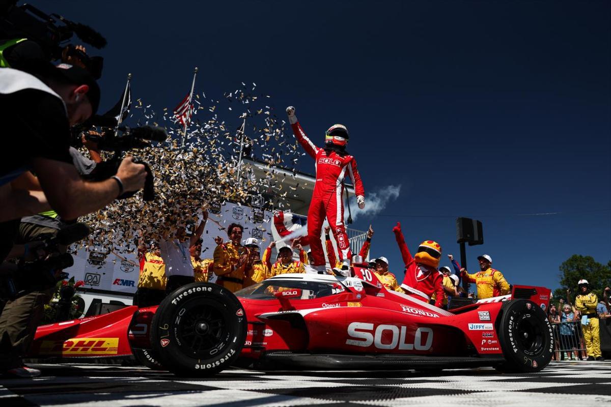 Álex Palou celebrando la victoria en 2025 en Road America