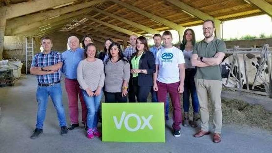 Ignacio Blanco -a la derecha- y otros dirigentes y candidatos de Vox, en una ganadería de Tineo.