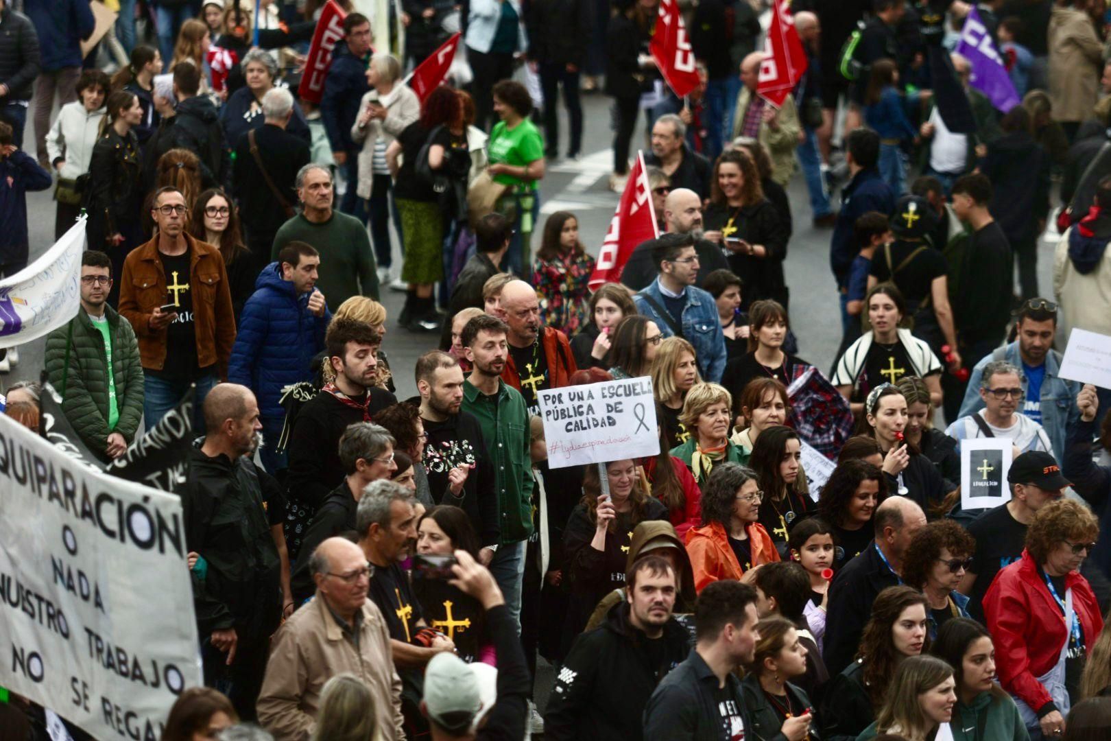 EN IMÁGENES: Así fue la gran manifestación de profesores por la enseñanza pública asturiana