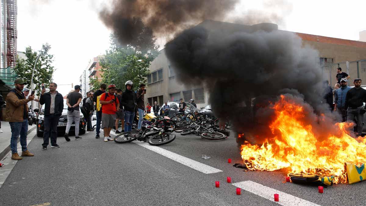 Concentración en protesta por la muerte de un repartidor de Glovo frente a la sede la empresa, en la calle de Pallars.