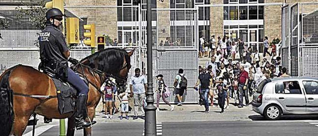 Un agente de la Montada junto a Jaume I.