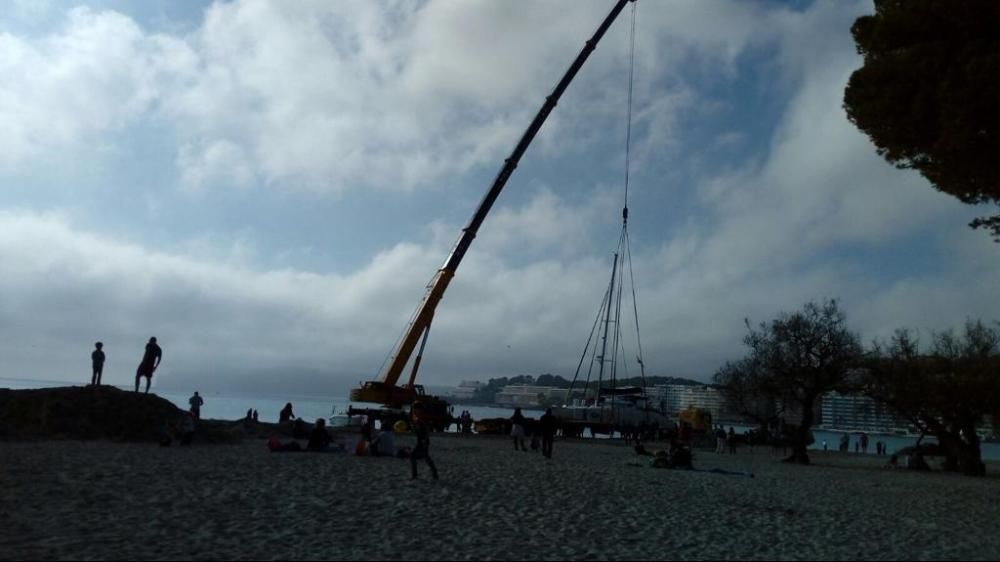 Gran despliegue para retirar el catamarán encallado en Santa Ponça