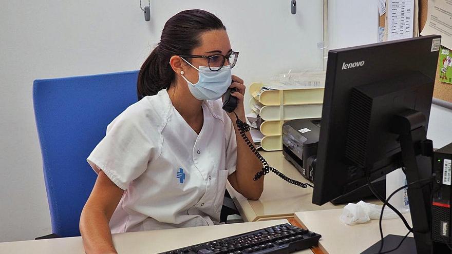 Una professional sanitària de la unitat de seguiment COVID en un centre d&#039;atenció primària.