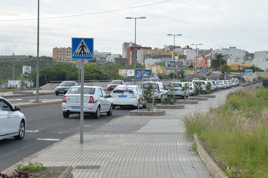 Manifestación-caravana para exigir la regulación del taxi