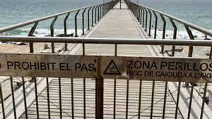 Badalona alerta del perill de saltar des del pont del Petroli