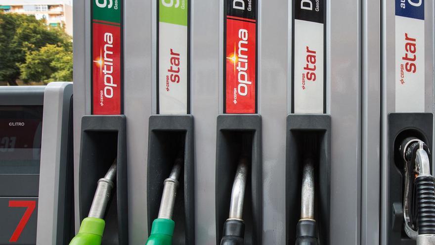 Los carburantes han registrado un aumento de precio medio, salvo en provincias como Alicante. | FIRMA
