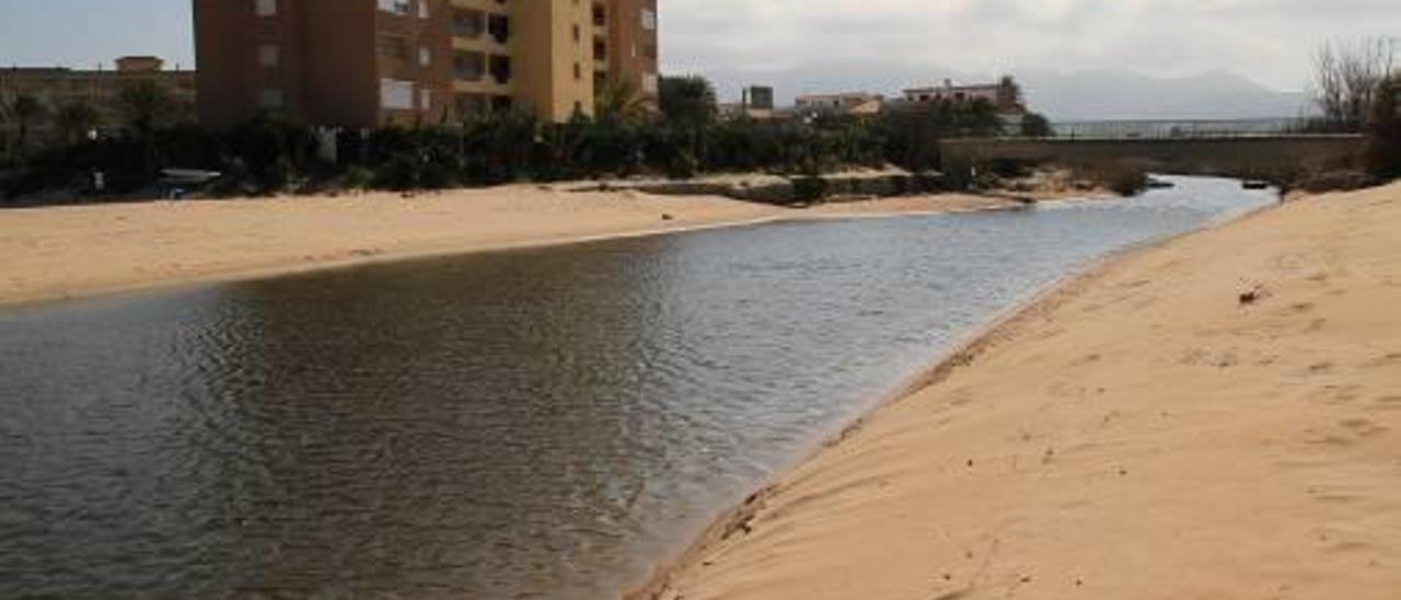 El caudal que fluye desde el marjal de  Pego-Oliva no contamina las playas