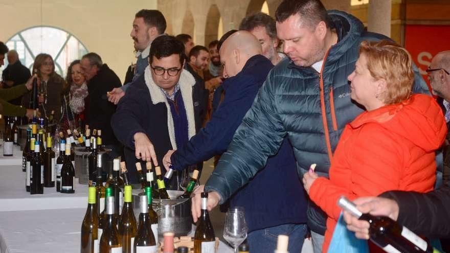 Los consumidores tuvieron ocasión de degustar más de un centenar de vinos gallegos. // Rafa Vázquez