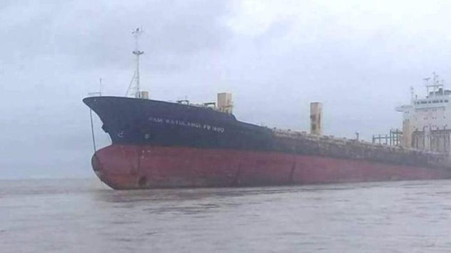 Un enorme barco fantasma embarranca en una playa de Birmania