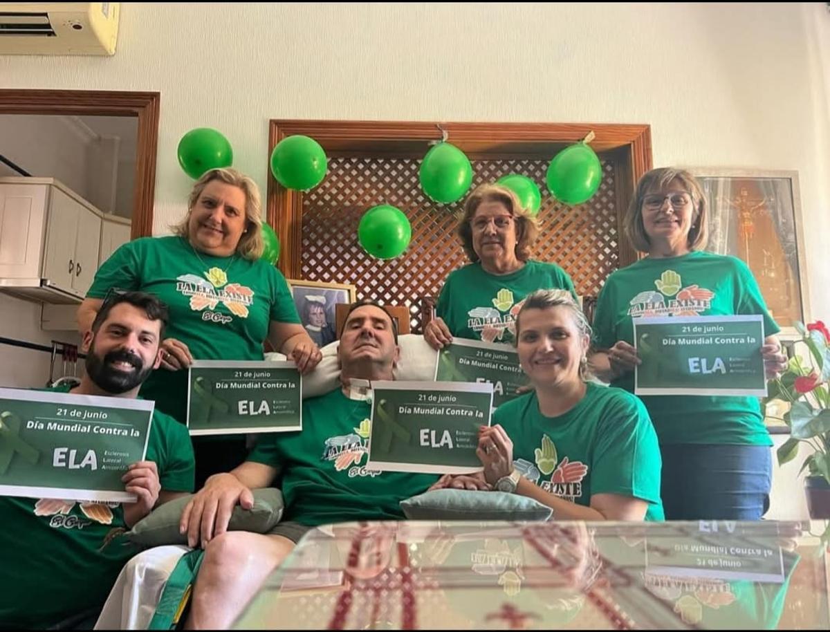 Francisco Gaitán Serrano posa junto a su familia y amigos.