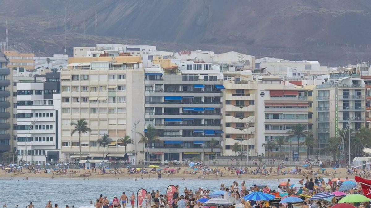 Imagen de la playa de Las Canteras con una notable afluencia de bañistas.