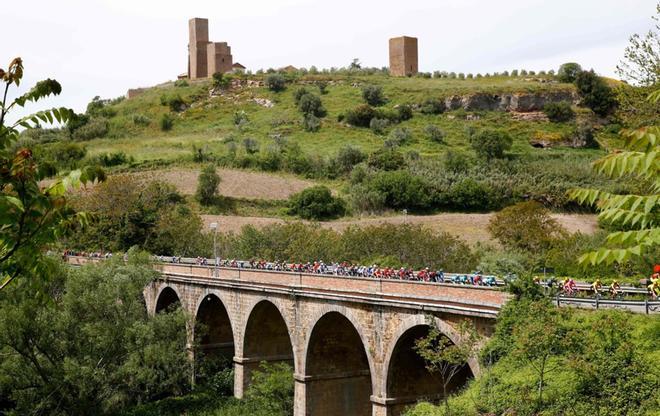 El pelotón pasa por Tuscania durante la cuarta etapa del Giro de Italia, de 235 kilómetros, ente Orbetello y Frascati, Italia.