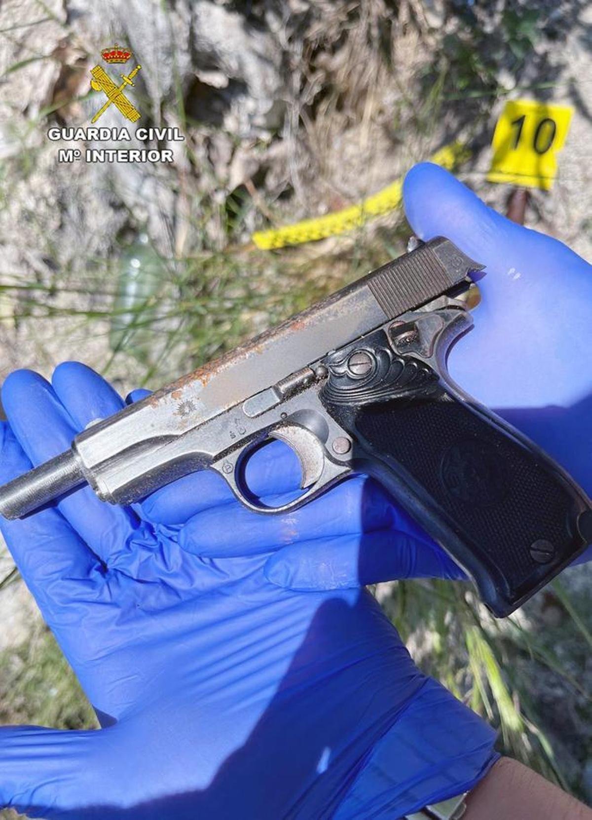 La pistola, recuperada por la Benemérita.