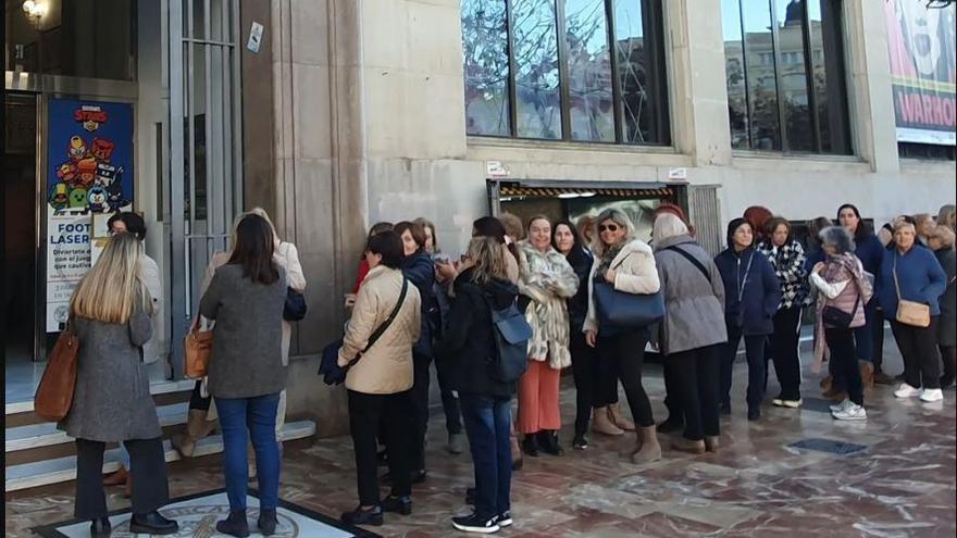 Largas colas en el Ateneo de València para bordar el manto de la Virgen
