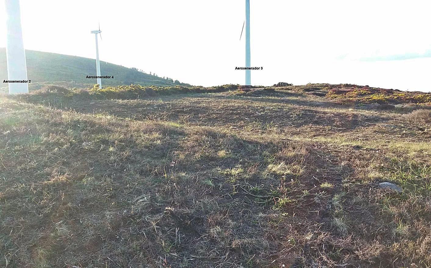 A mámoa desde a muralla do henge de Outeiro Grande; o monte desbrozado é de Abonxo.