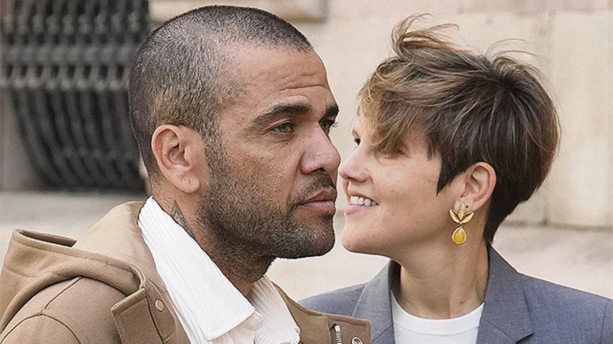 El futbolista Dani Alves junto a su abogada, Inés Guardiola.
