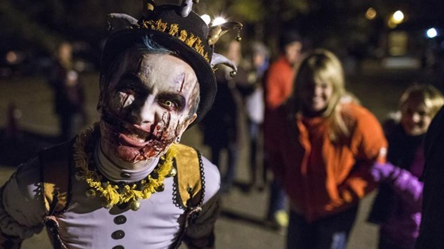 Jóvenes disfrazados para celebrar Halloween.