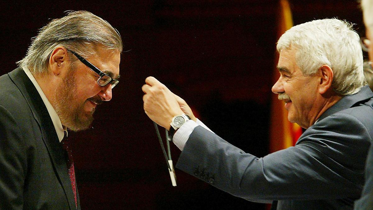 Antonio Franco recibe la Creu de Sant Jordi de manos de Pasqual Maragall