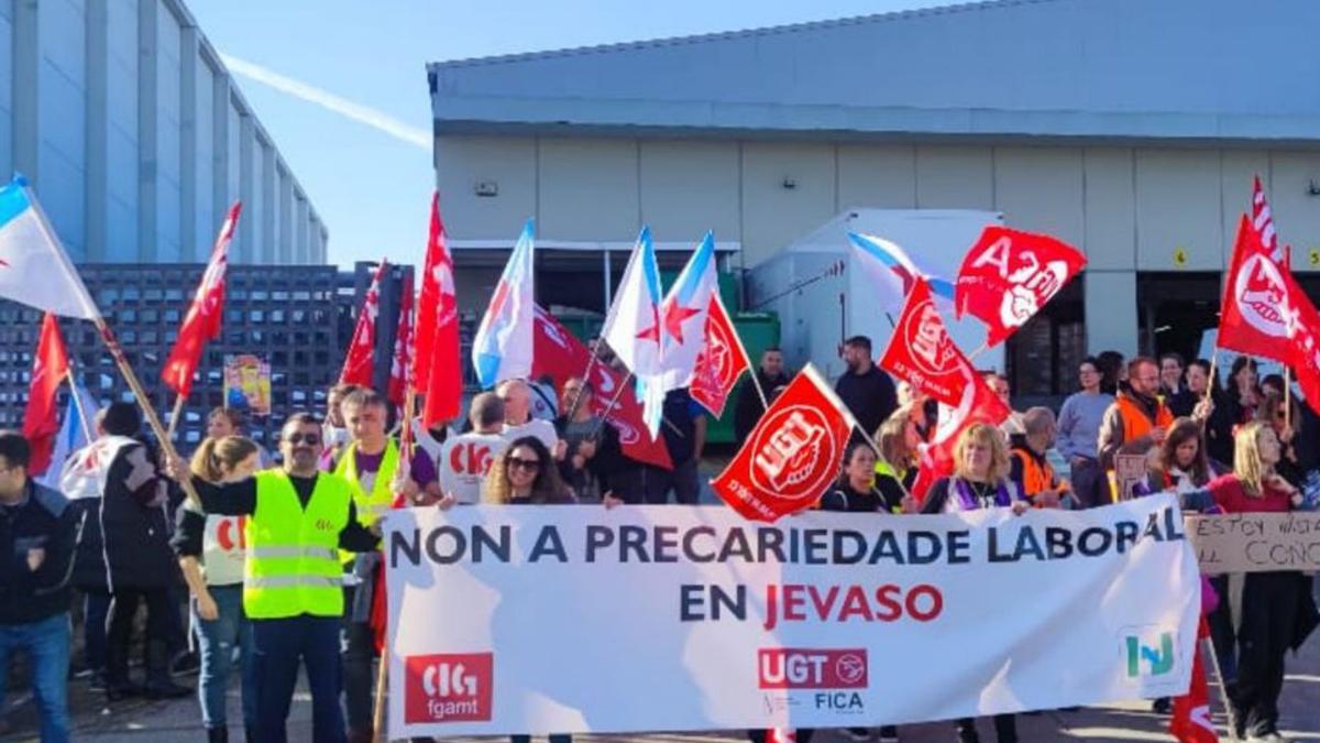 Trabajadores de Jevaso, en la protesta de ayer.   | // L. O.