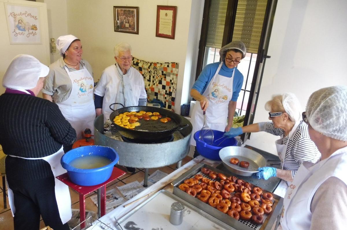 Algunas de las voluntarias en el puesto de buñuelos de la iglesia.