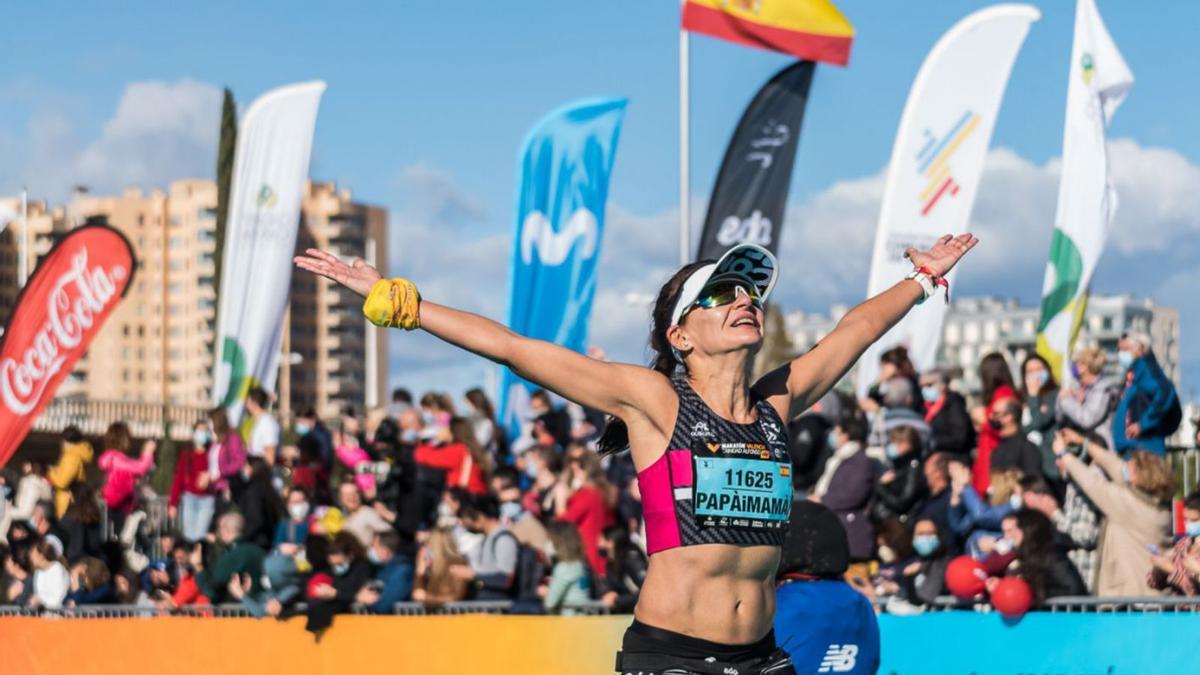 Una corredora entra en la meta del Maratón Valencia Trinidad Alfonso EDP 2021. | MARATÓN VALENCIA