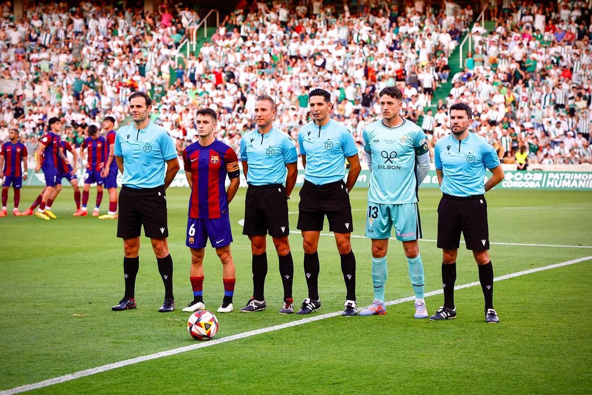 Muresan Muresean, en el centro de la imagen junto a Marc Casadó y Carlos Marín, antes de la final del 'play off'.