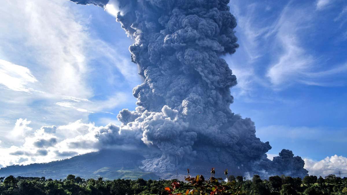 El volcán Sinabung (Indonesia) entra en erupción