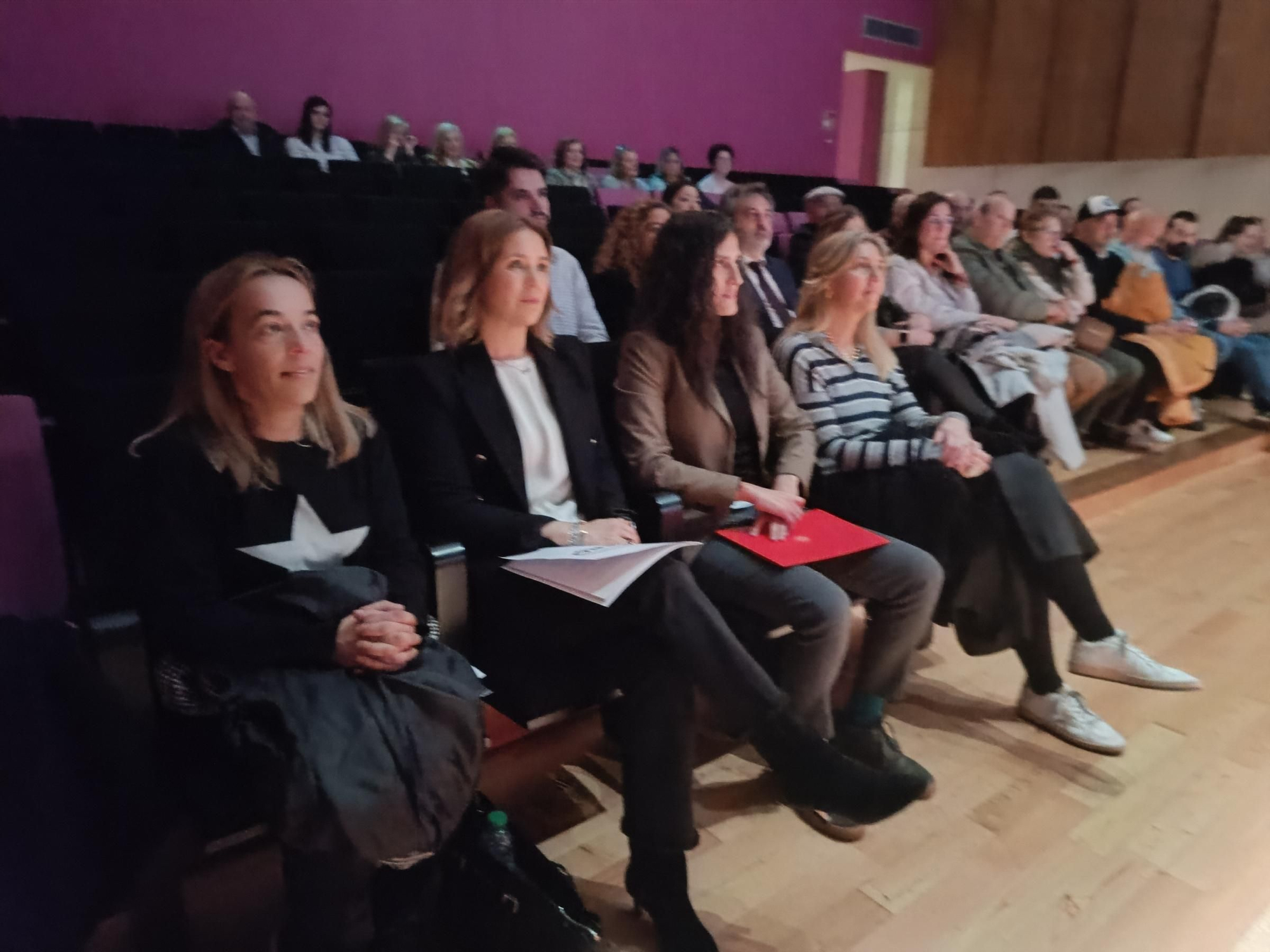 La entrega del Premio Mujer Sierense a Montse Tomé, en imágenes