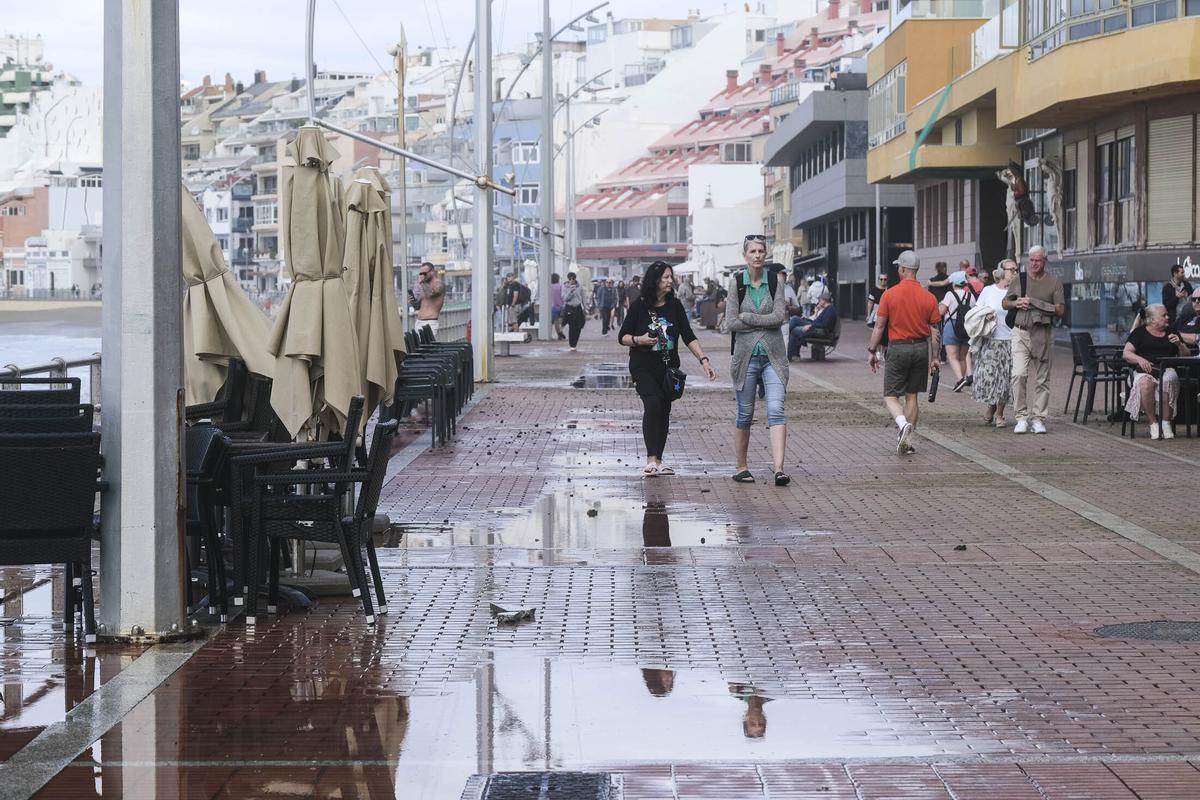 La avenida de Las Canteras ayer salpicada de piedras y agua por el fuerte oleaje.
