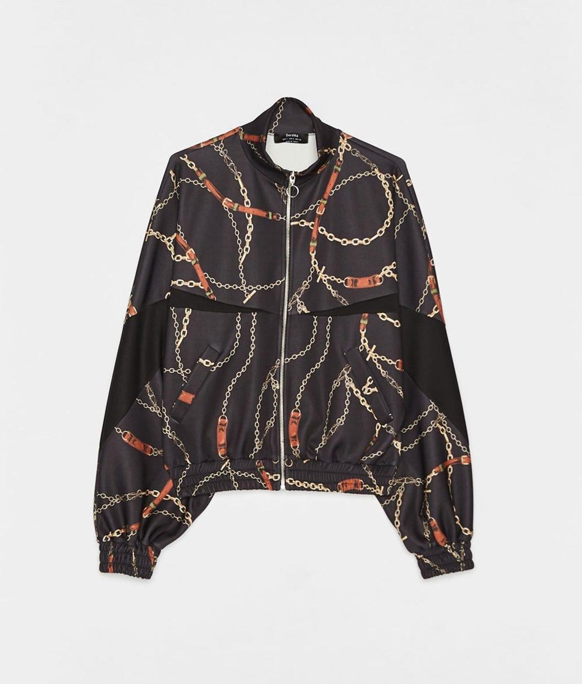 Chaqueta con estampado de cadenas de Bershka (Precio: 14,99 euros)